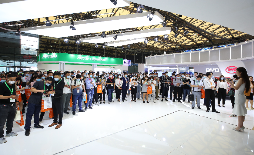 上海服裝展覽搭建公司分析 什么樣的職業裝才能吸引更多得觀眾!